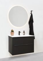 Sort badeværelsesmøbel fra Cassøe med rundt spejl